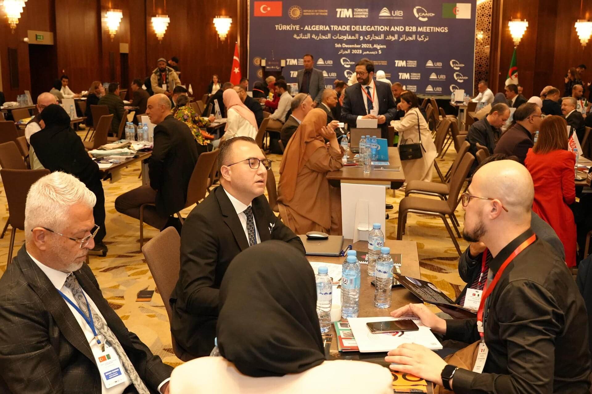 صور من جلسة B2B 