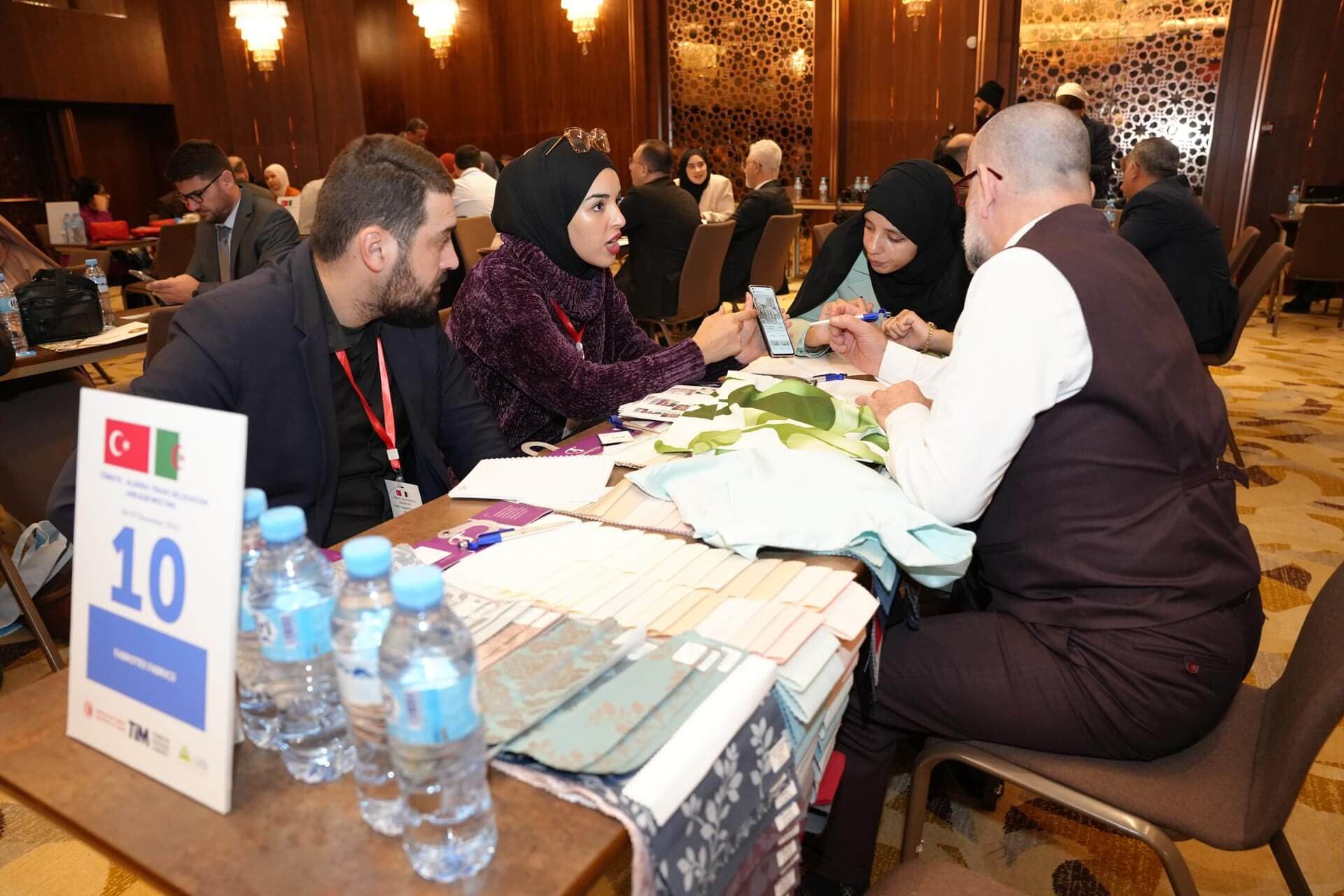 صور من جلسة B2B 