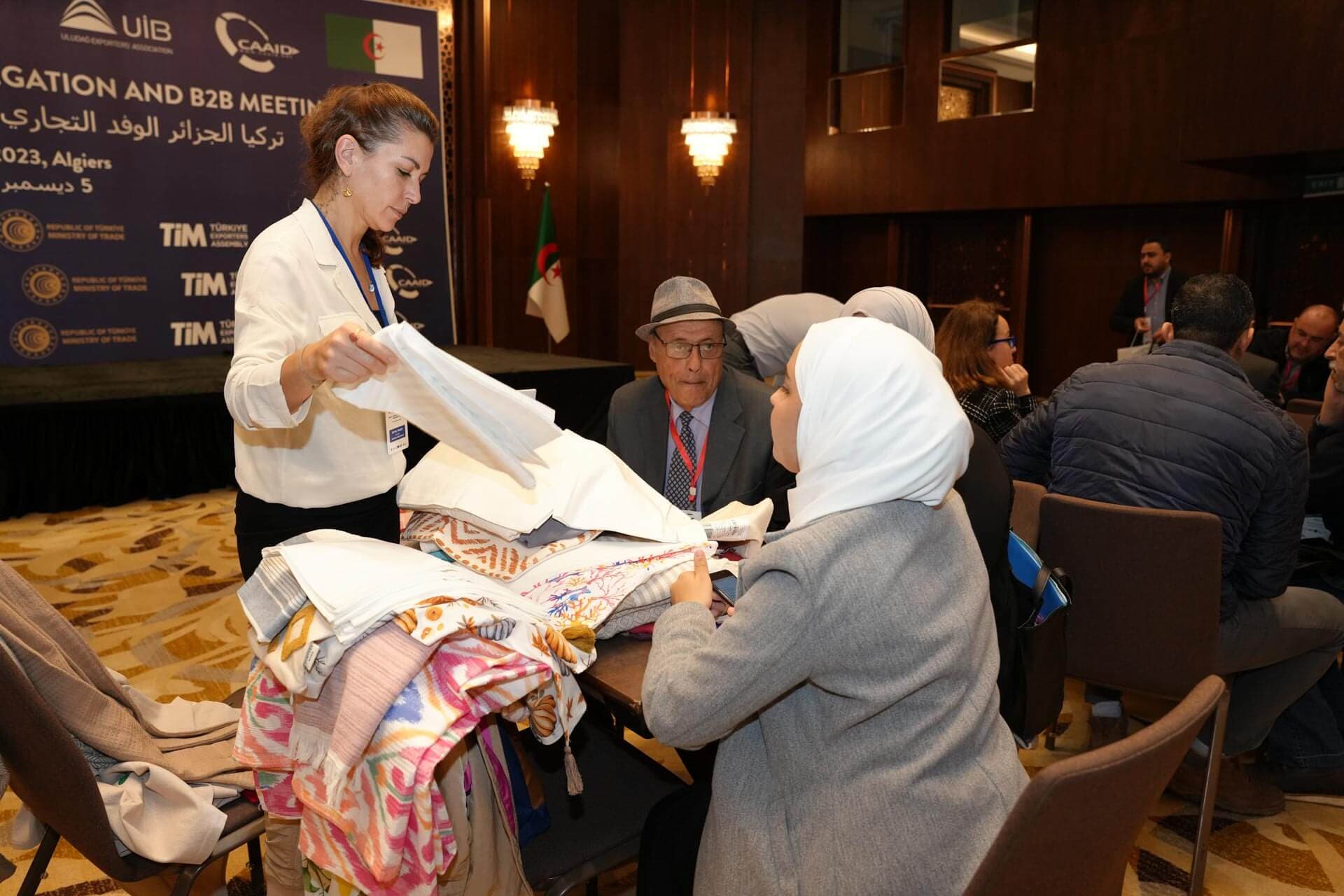 صور من جلسة B2B 