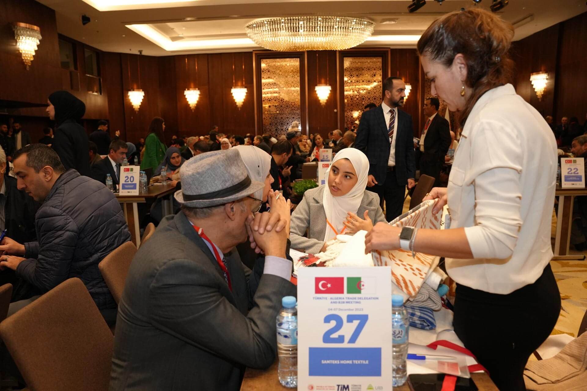 صور من جلسة B2B 