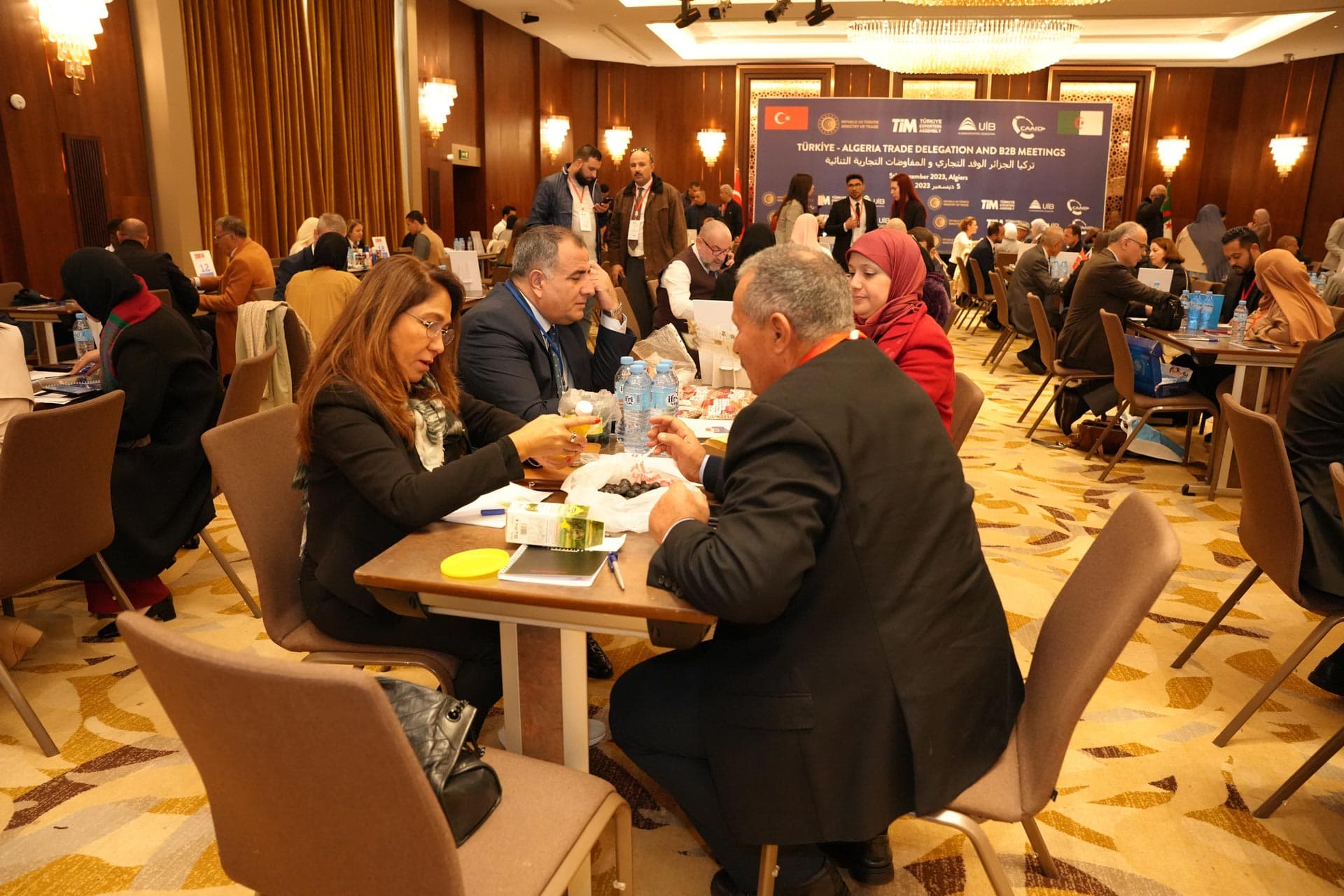 صور من جلسة B2B 